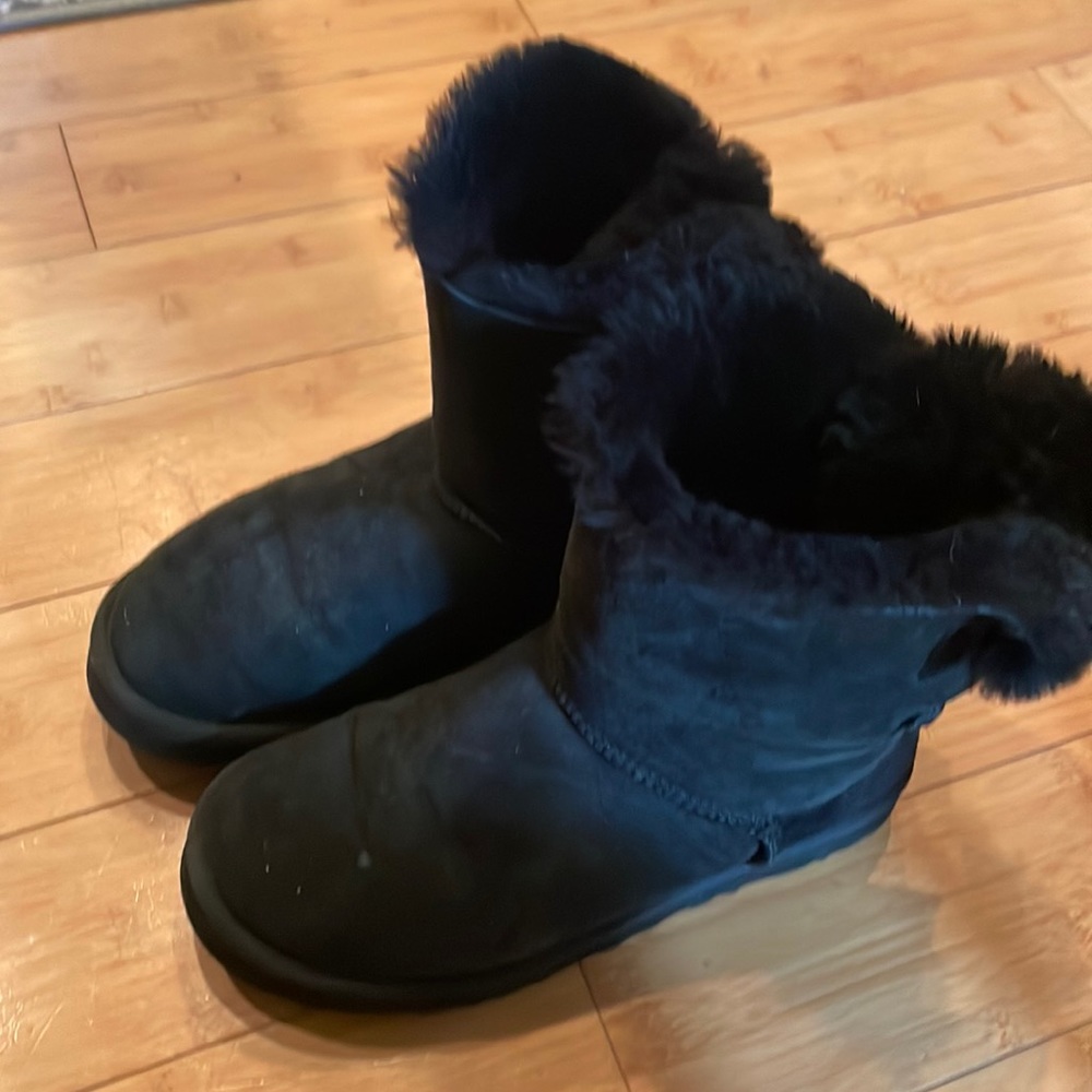 Ugg boots short black missing a bow on one shoe